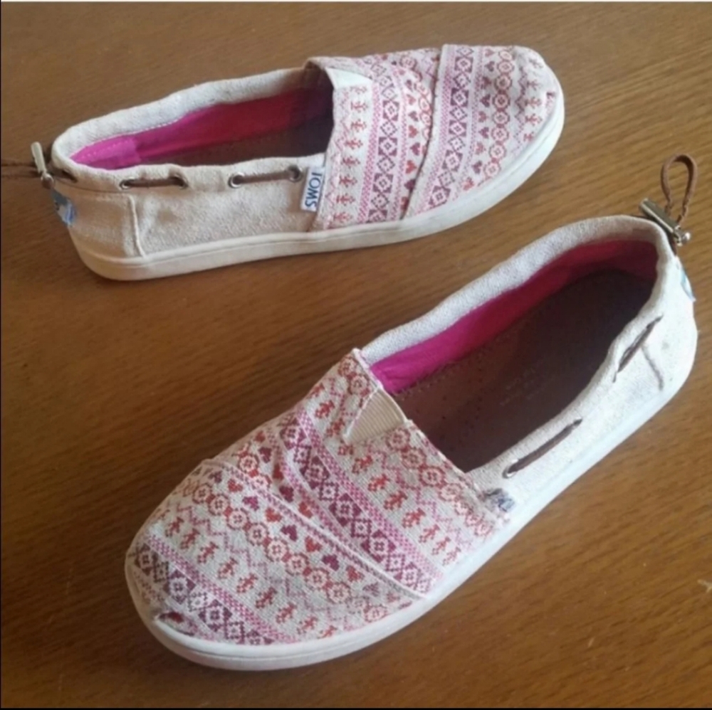 TOMS shoes. Valentine's Day. Hearts